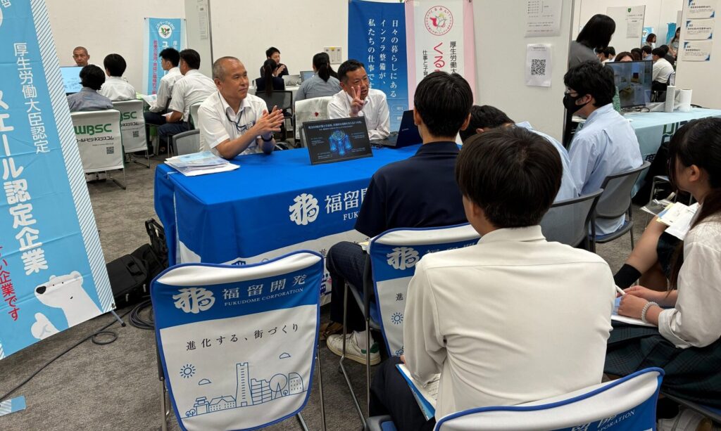 高校生に向けて福留開発株式会社の概要について説明している様子